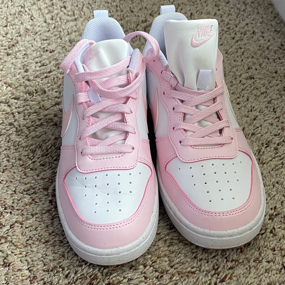 Nike Kids Sneakers in Soft Pink and White